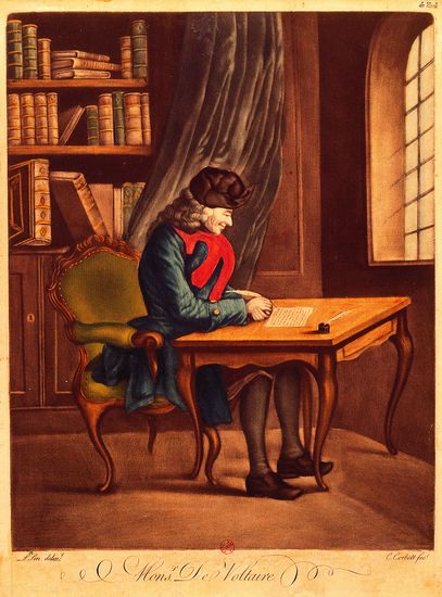 Voltaire assis à sa table de travail