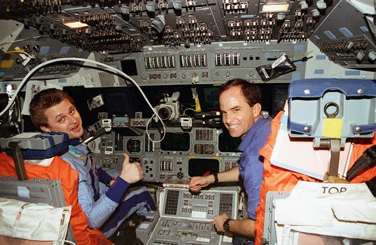 À bord de la navette spatiale Atlantis, 1996 À bord de la navette spatiale Atlantis, 1996