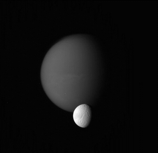Titan et Tethys, satellites naturels de Saturne Titan et Tethys, satellites naturels de Saturne