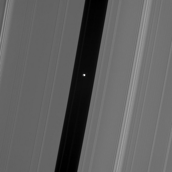 Pan, satellite naturel de Saturne Pan, satellite naturel de Saturne