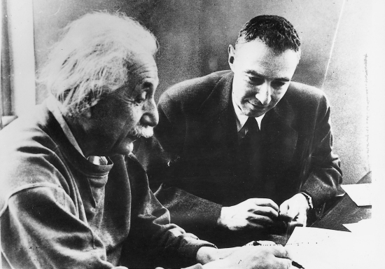 Albert Einstein et Robert Oppenheimer