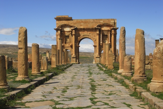 Timgad, l'arc de triomphe de Trajan Timgad, l'arc de triomphe de Trajan
