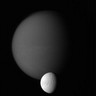 Titan et Tethys, satellites naturels de Saturne